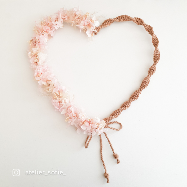 Cuore metallico in macramè
