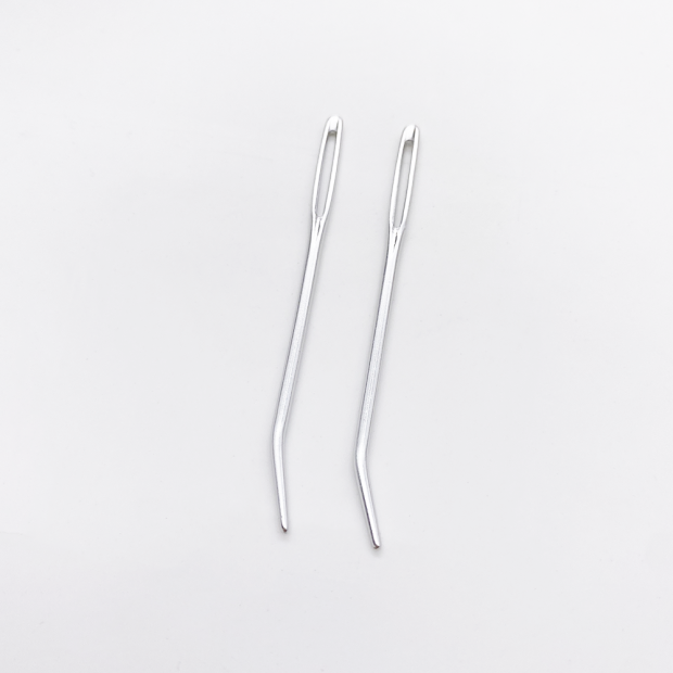 Curved-tip wool needles