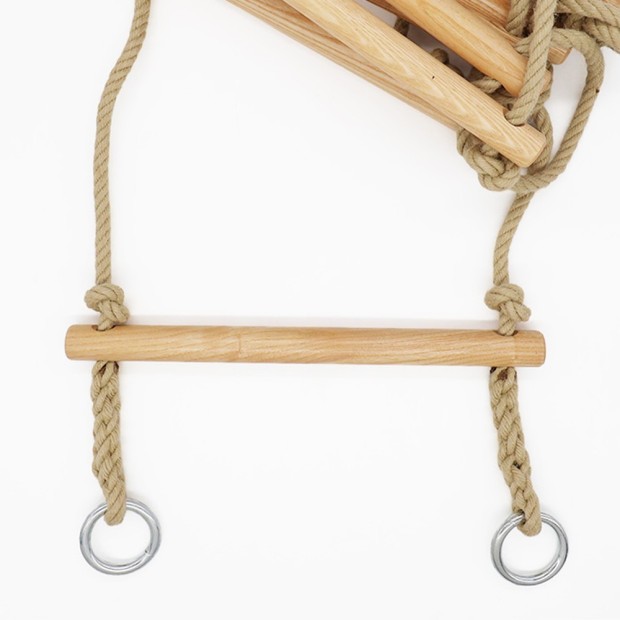 Escalera de cuerda de madera
