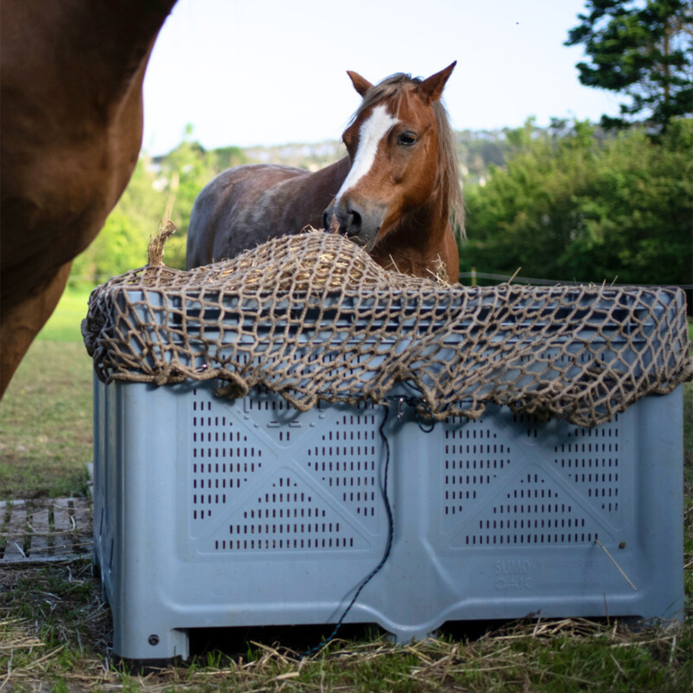 Comment installer un filet à foin nappe sur un palox en plastique ?