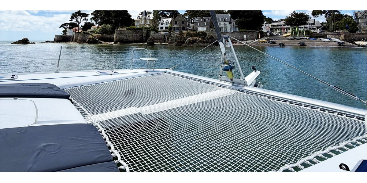 Catamarano con trampolino