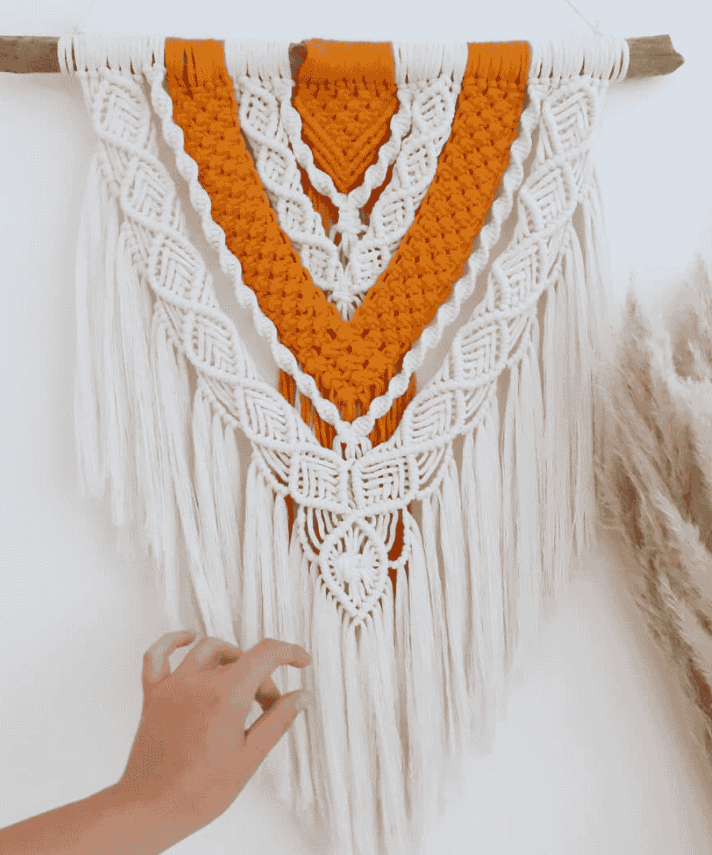 Tenture murale orange et blanche - macramé