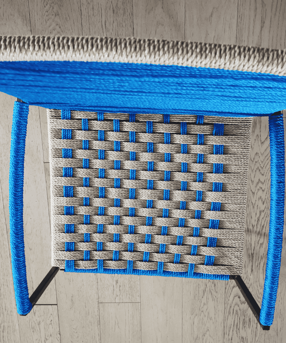 Chaise tissée bleue