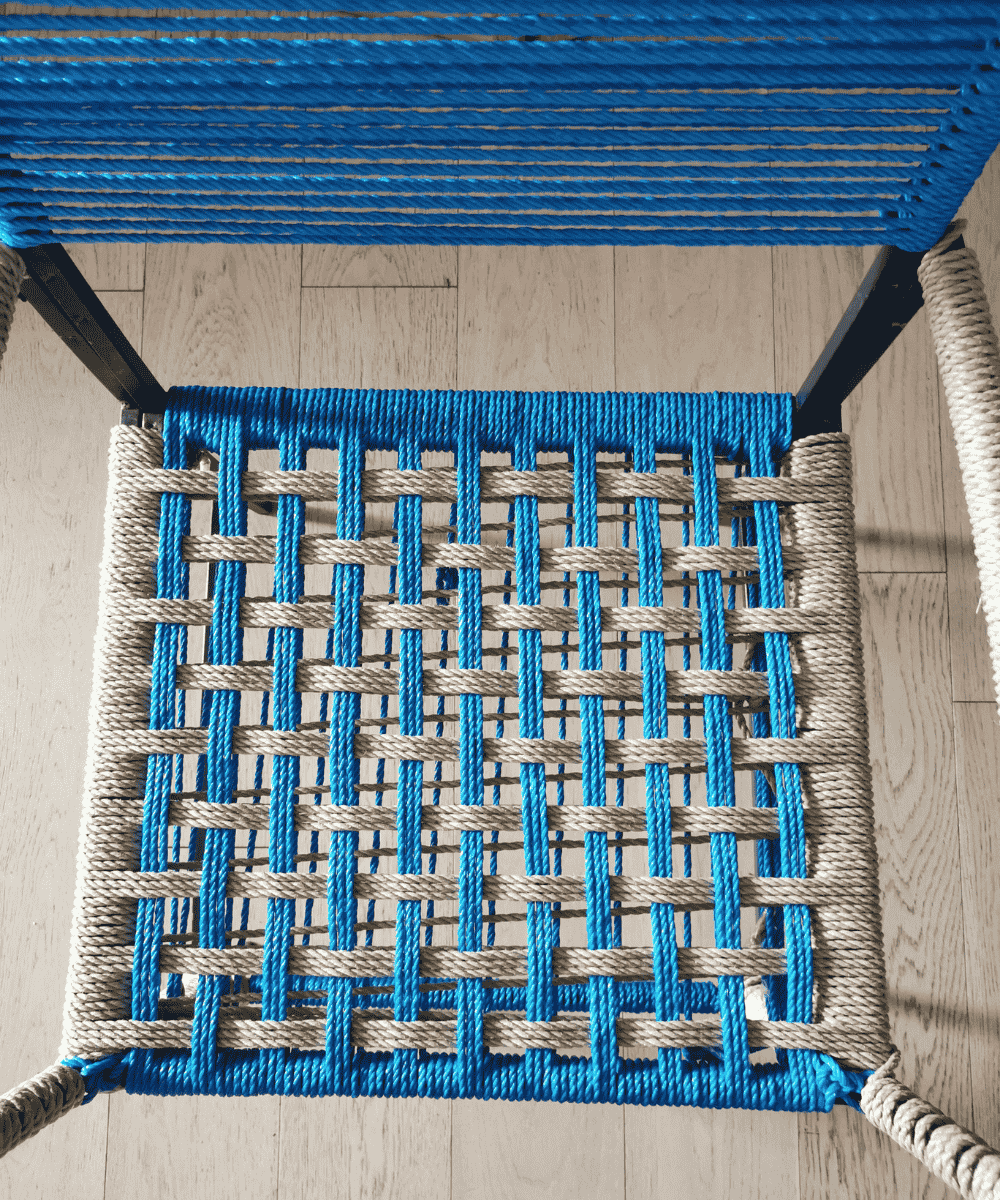 Chaise tissée bleue